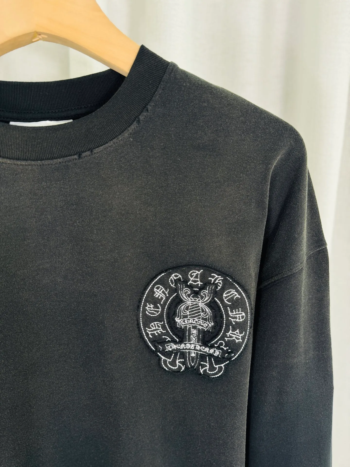 P250 ch high version Chrome Hearts 2025 new autumn and winter cross patch washed spray horse slip long-sleeved T-shirt, fabric: 26 double yarns, 320 grams weight, patch embroidery, heavy wash water ➕ fried color + spray horse slip printing process: patch embroidery, secondary color spray horse slip process Color: black white Size: S M L XL Style number: 5185